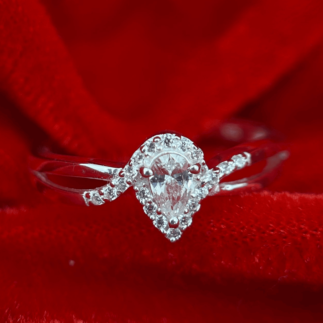 Pear Whisper – Pear-cut CZ with round brilliance.